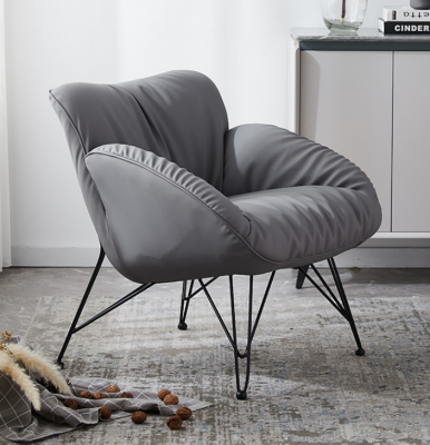 Poltrona di design in tessuto di lusso. Divano singolo da relax per lounge club con imbottitura.