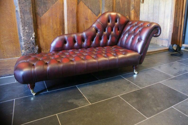 Salotto Club Divano Chesterfield a 2 posti in pelle con finitura imbottita e chaise longue.