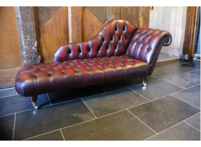 Salotto Club Divano Chesterfield a 2 posti in pelle con finitura imbottita e chaise longue.
