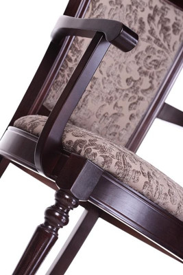 Sedia da sala da pranzo in legno massello classica marrone con schienale classico.