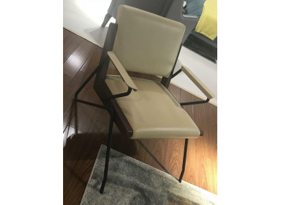 Poltrona Club Lounge con braccioli, divano imbottito a posta unica, nuovo poltrona in pelle per la TV, design del designer.