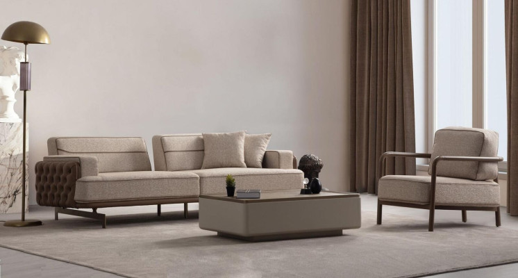 Set soggiorno beige. Divano moderno a tre posti. Due sedie imbottite di lusso. Nuove.