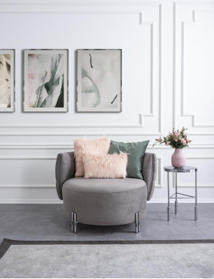 Sedia imbottita grigia monoposto in tessuto per soggiorno.