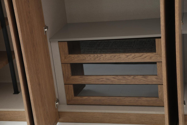 Armadio guardaroba in legno moderno marrone per vestiti da camera da letto.