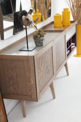 Mobiletto credenza in legno moderno marrone per soggiorno.