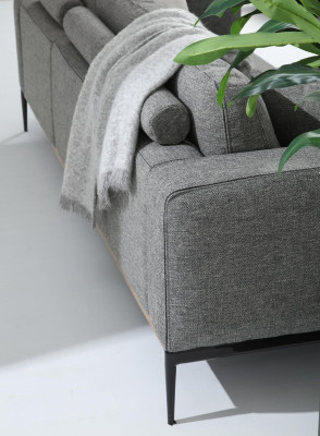Divano a due posti con poltrona in stoffa grigia design moderno
