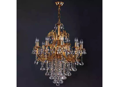 Lussuoso lampadario a soffitto in cristallo con lampadario in oro.