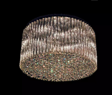 Lampadario soffitto lussuoso in oro con cristalli.