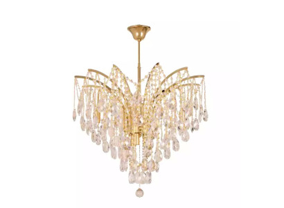 Elegante lampadario di cristallo per l'arredamento esclusivo degli interni.