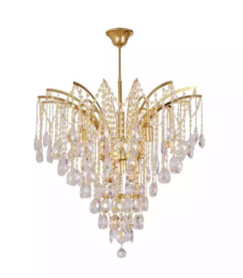 Esclusivo lampadario in cristallo per un ambiente di soggiorno elegante.