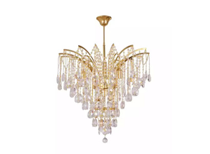 Esclusivo lampadario in cristallo per un ambiente di soggiorno elegante.