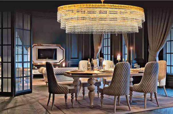 Lussuoso lampadario a soffitto in oro con cristalli di tipo lampadario a lume coronato.