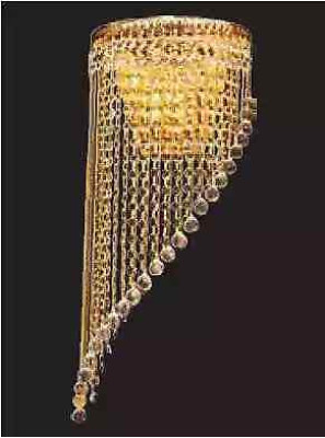 Lussuosi lampadari a soffitto in oro con paralume a lampadario appeso.