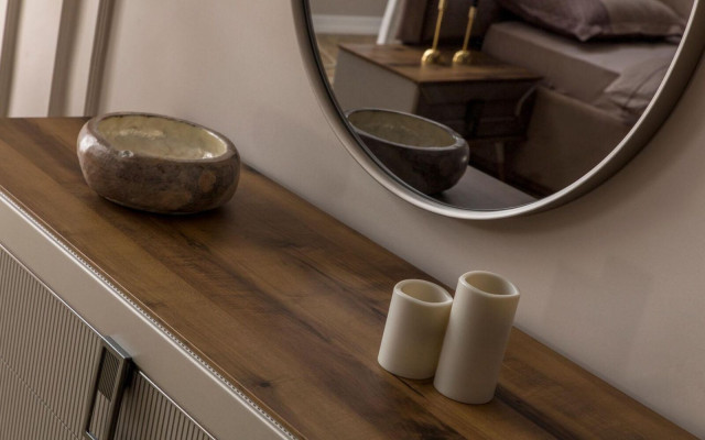 Comò design marrone, specchio tondo di lusso, set di tavoli da toeletta 2 pezzi.