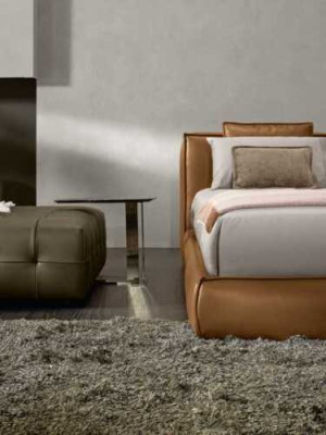 Letto matrimoniale imbottito di lusso per camera da letto, letto matrimoniale in tessuto marrone.