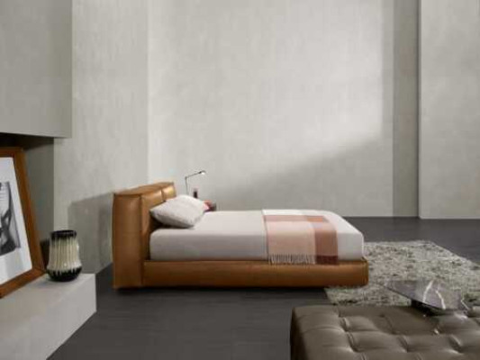 Letto matrimoniale imbottito di lusso per camera da letto, letto matrimoniale in tessuto marrone.