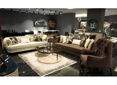 Set di divani in tessuto marrone con divano a tre posti e poltrona.