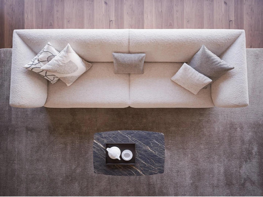 Divano imbottito a quattro posti per soggiorno, moderno, design nuovo, arredamento.