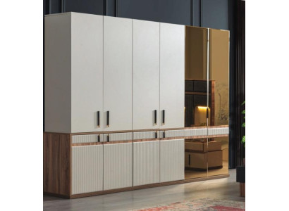 Armadio bianco con 10 ante in legno per la camera da letto.