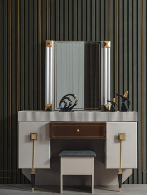 Arredamento in legno moderno per la camera da letto con panchina, specchio e set delle gambe.
