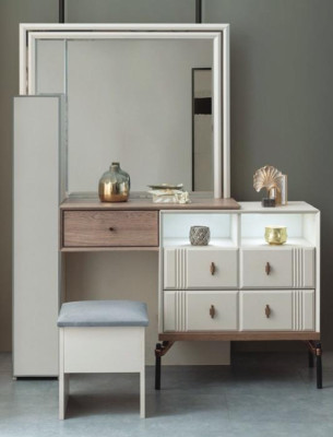 Tavolo da trucco bianco con specchio di vetro, sgabello di lusso, mobili moderni.