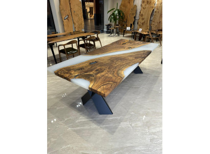 Grande tavolo da pranzo in resina epossidica per tavolo da pranzo in legno marrone.