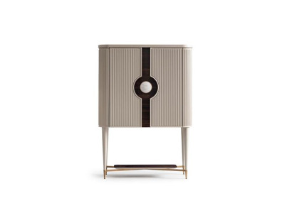Mobile bar mobile in legno beige design con bottiglie di bevande.