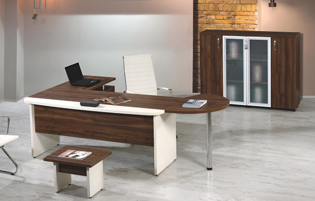 Set di mobili da ufficio 3 pezzi, scrivania d'angolo completa in legno marrone.    Set di mobili per ufficio 3 pezzi, scrivania d'angolo completa in legno marrone.
