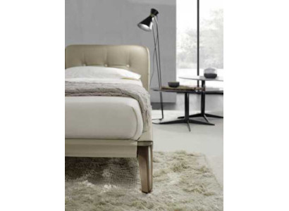 Moderne camera da letto matrimoniale beige in legno design letto Prianera