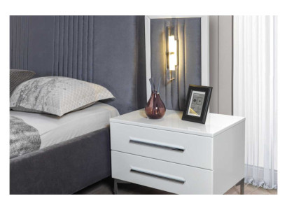 Letto matrimoniale grigio moderno con 2 comodini in legno, camera da letto assortita.