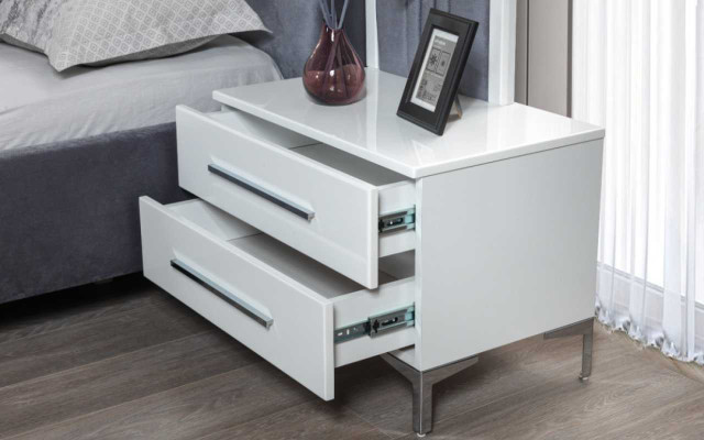 Letto matrimoniale grigio moderno con 2 comodini in legno, camera da letto assortita.