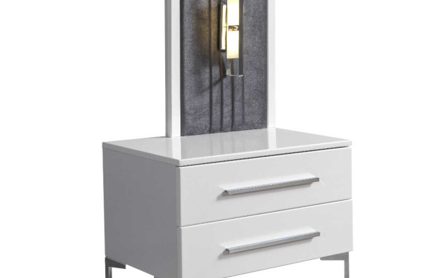 Letto matrimoniale grigio moderno con 2 comodini in legno, camera da letto assortita.