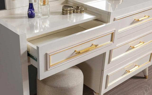 Mobili da camera da letto di alta qualità, specchiera bianca per il trucco con sgabello imbottito, set da 3 pezzi.