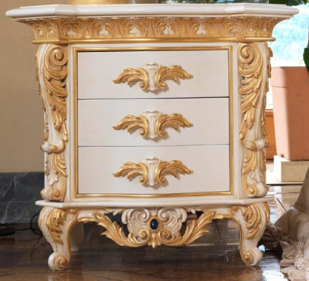 Comodino di lusso con motivo intagliato.