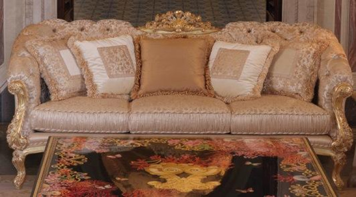 Chesterfield Divano a tre posti classico in tessuto per soggiorno.