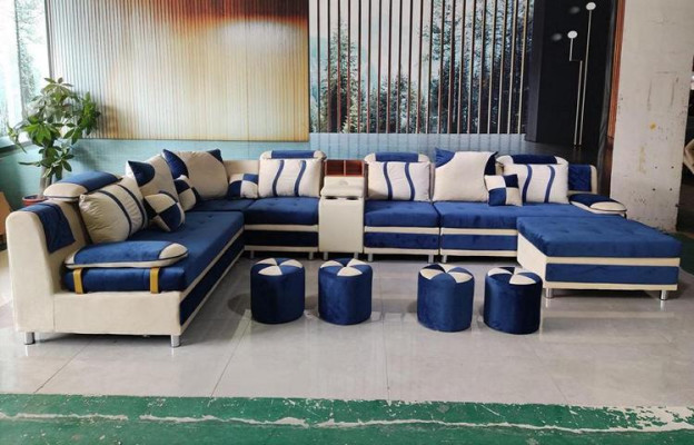 Divano a forma di U Marrone in tessuto imbottito per rilassarsi in salotto con morbidi cuscini.