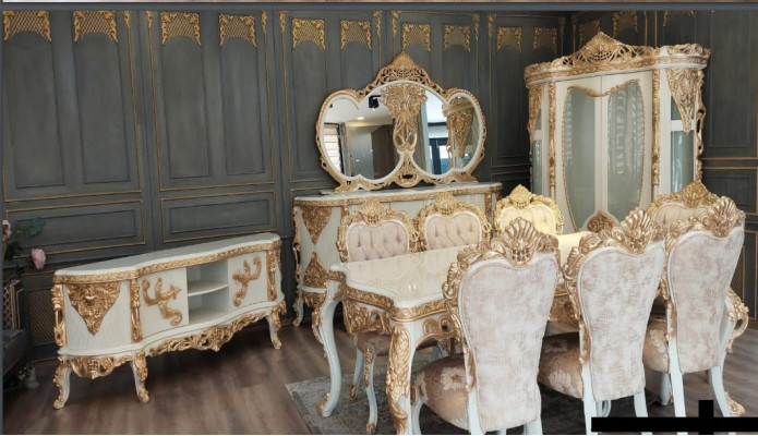 Set di mobili da sala da pranzo reali con intagli dorati