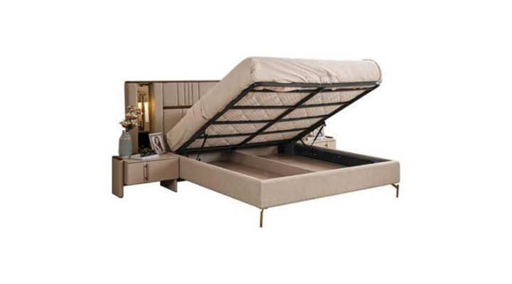 Letto matrimoniale beige moderno con 2 comodini e armadio in legno.