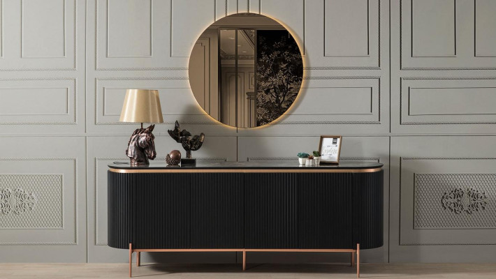 Set da pranzo composto da credenza di lusso nera e specchio.   Set da pranzo composto da credenza di lusso nera e specchio.