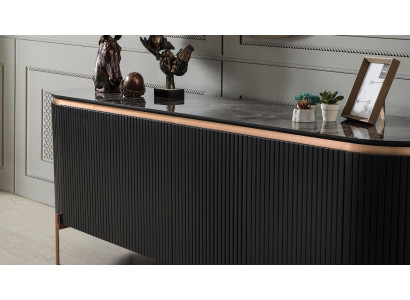 Set da pranzo composto da credenza di lusso nera e specchio.   Set da pranzo composto da credenza di lusso nera e specchio.