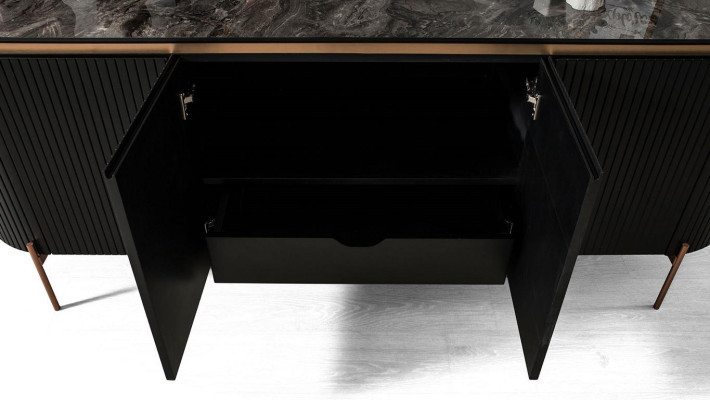 Set da pranzo composto da credenza di lusso nera e specchio.   Set da pranzo composto da credenza di lusso nera e specchio.