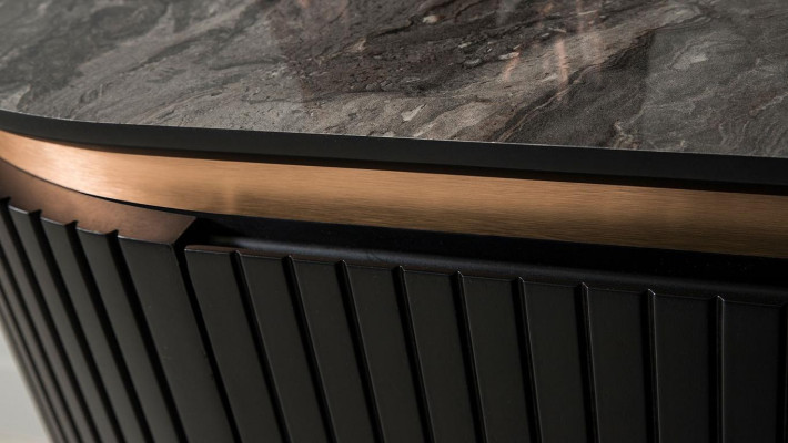 Set da pranzo composto da credenza di lusso nera e specchio.   Set da pranzo composto da credenza di lusso nera e specchio.