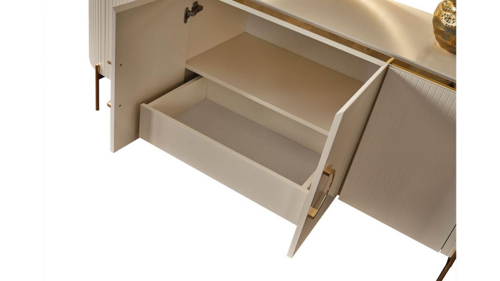 Si compone di un set da sala da pranzo che include un mobile color beige e uno specchio.