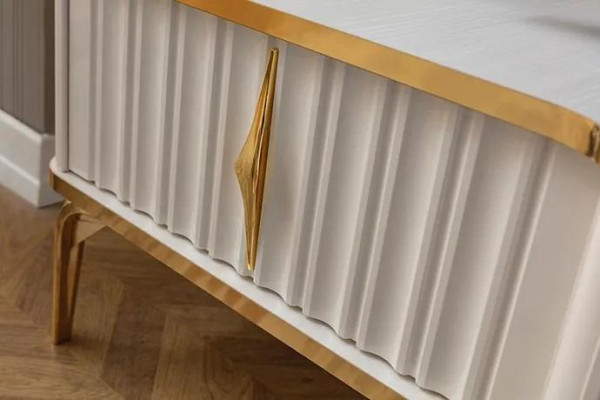 Soggiorno Mobile TV basso bianco + oro, mobile tv in MDF e metallo di lusso nuovo.