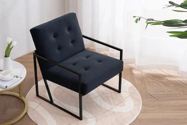 Accogliente poltrona nera in tessuto metall textile di alta qualità.