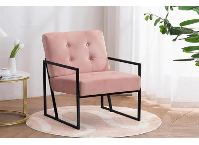 Comoda poltrona monoposto per soggiorno in tessuto rosa e gambe in metallo.