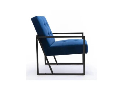 Poltrona monoposto imbottita blu, struttura in legno, gambe in metallo, lussuosa.