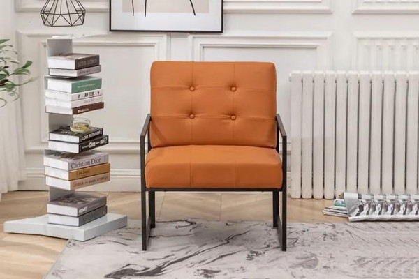 Sedia arancione per il soggiorno con nuove gambe metalliche di lusso e rivestimento in tessuto.   Sedia arancione per il soggiorno con nuove gambe metalliche di lusso e rivestimento in tessuto.