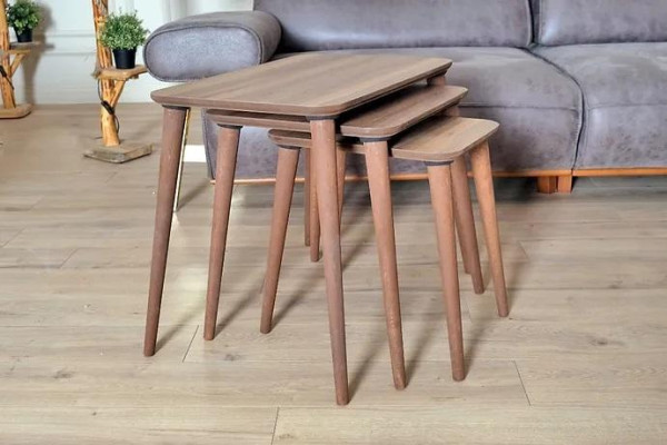 Set di tavolini rettangolari 3x per soggiorno sala da pranzo in legno marrone  Set di tre tavolini rettangolari per soggiorno sala da pranzo in legno marrone.