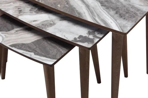 Soggiorno moderno, set di 3 tavolini da caffè rettangolari beige.